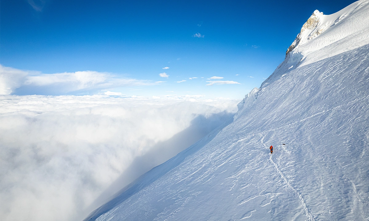 Alpiniste sur le mont Manasulu au Nepal