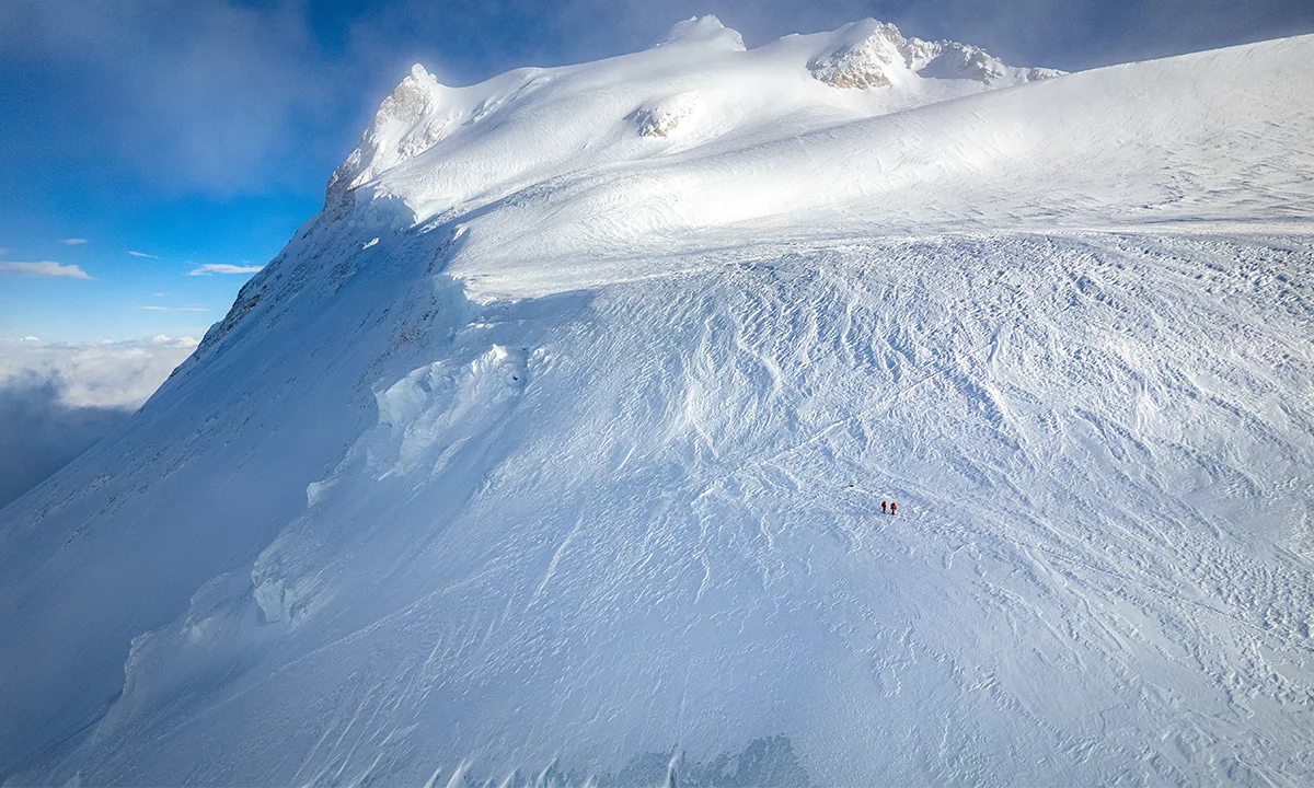 Alpinistes sur le mont Manasulu au Nepal