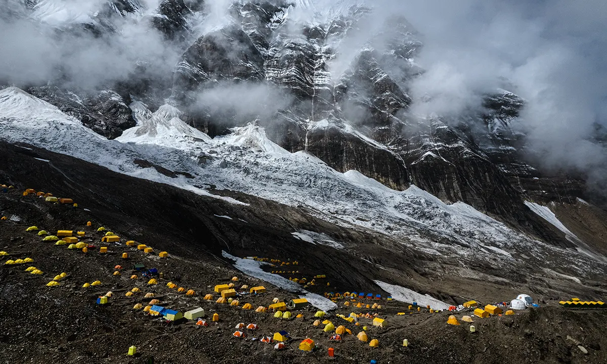 Camp de base sur le mont Manasulu au Nepal