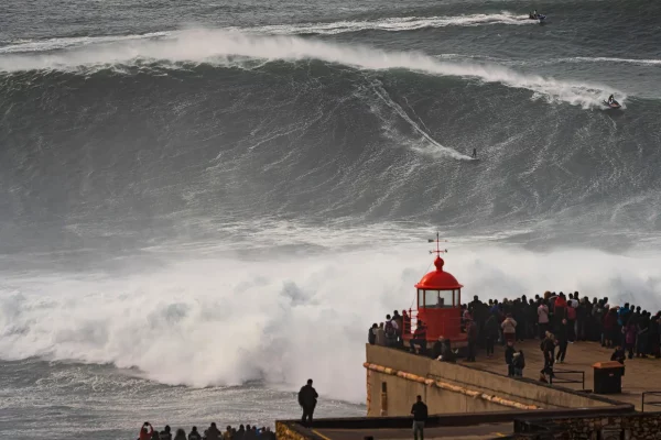 Vague Nazaré Kai Lenny Phare