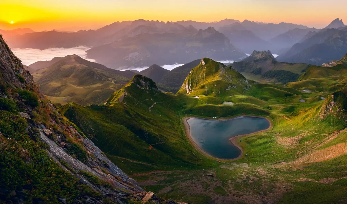 Couché de soleil sur le lac du Montagnon dans les Pyrénées