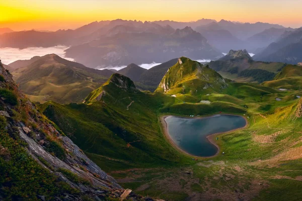Couché de soleil sur le lac du Montagnon dans les Pyrénées