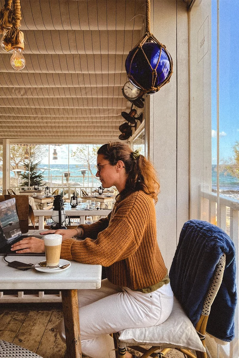 Teletravail dans un cafe
