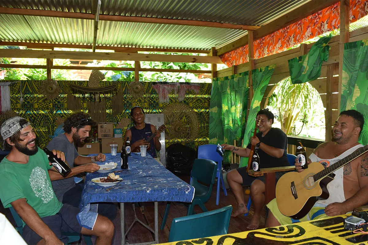 SlowTrip Bières & repas Guitard dans une cabane tropicale