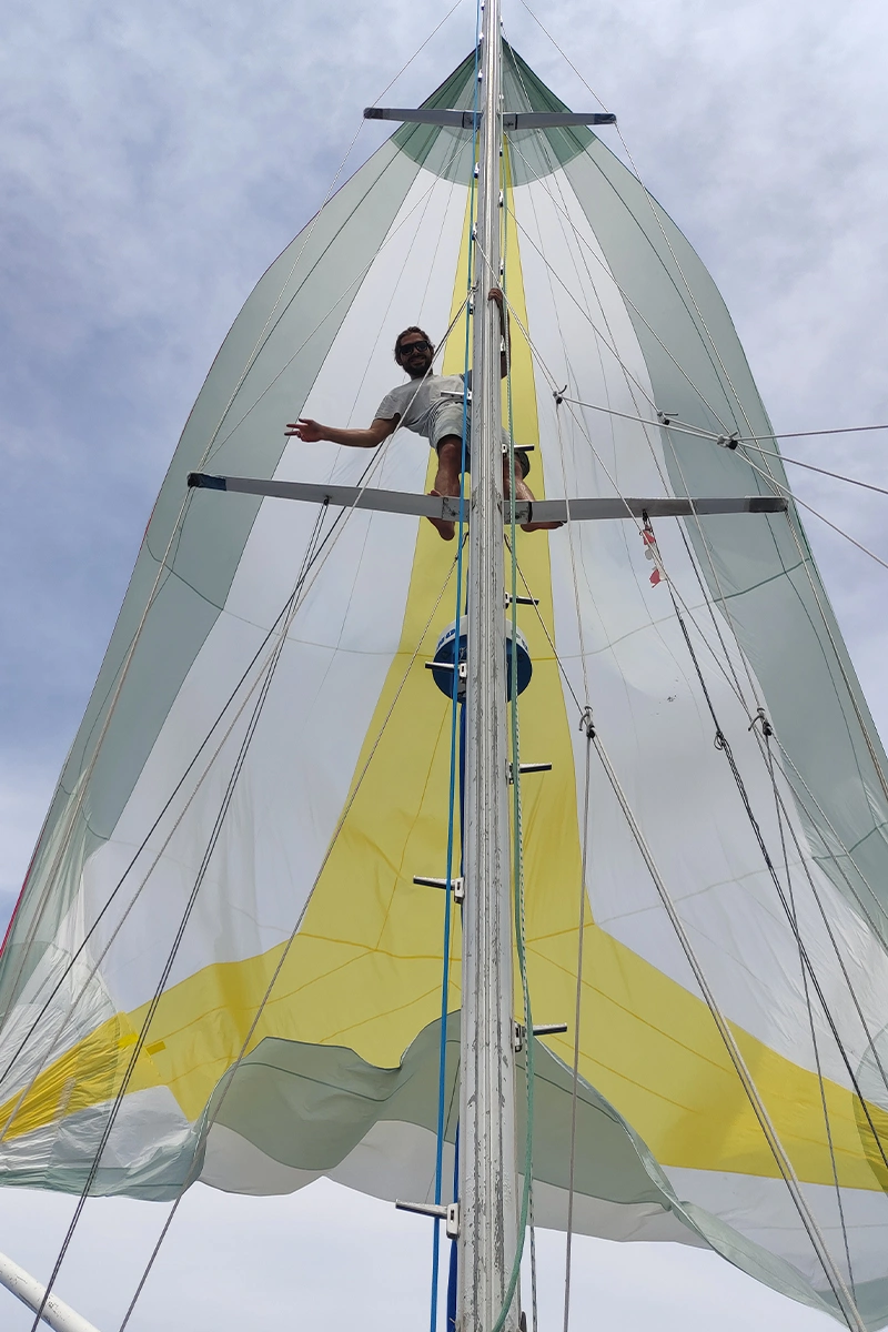 SlowTrip debout sur le mat d'un voilier