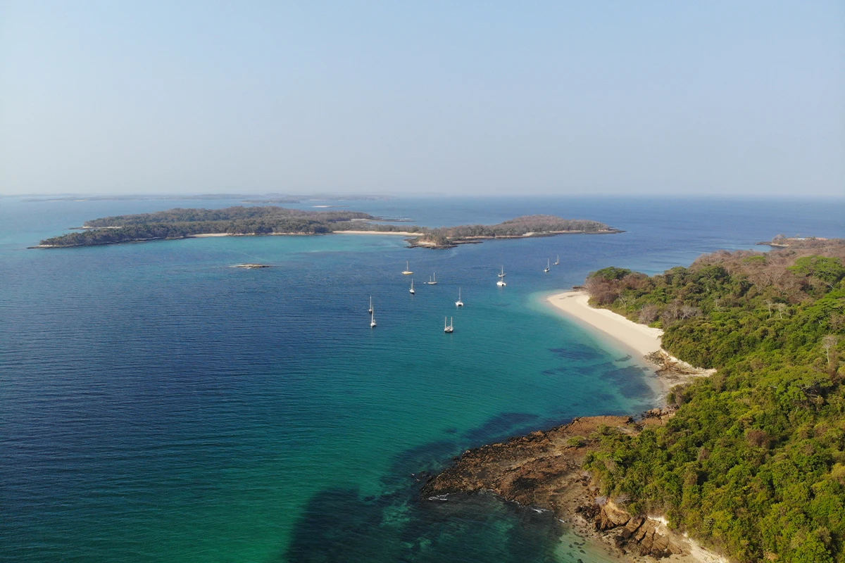 SlowTrip Voiliers dans une baie