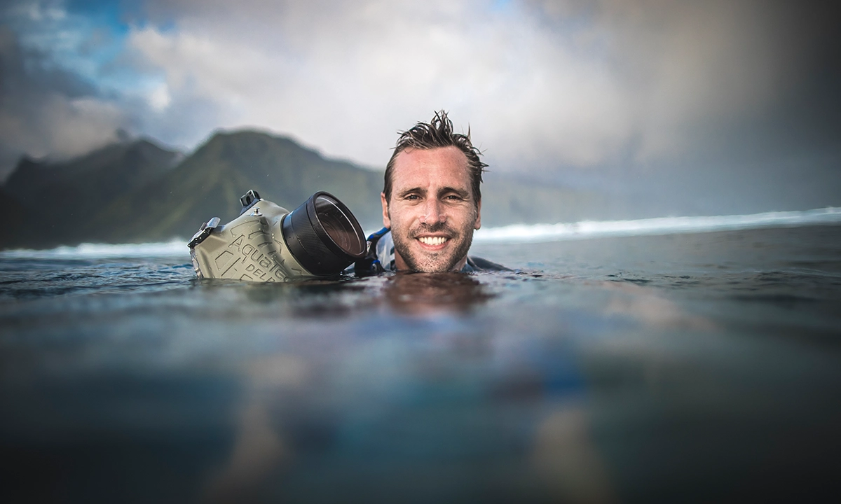 Ben Thouard dans l'eau avec sa camera