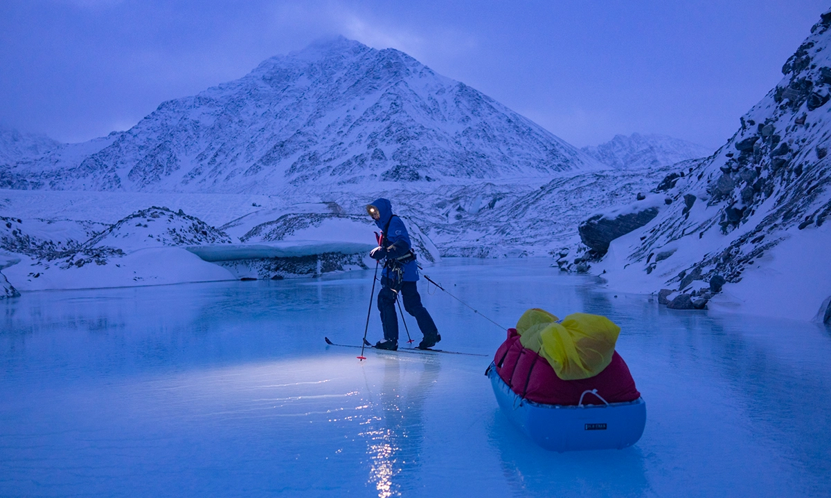 Vincent Colliard ski de nuit en Arctique sur de la glace