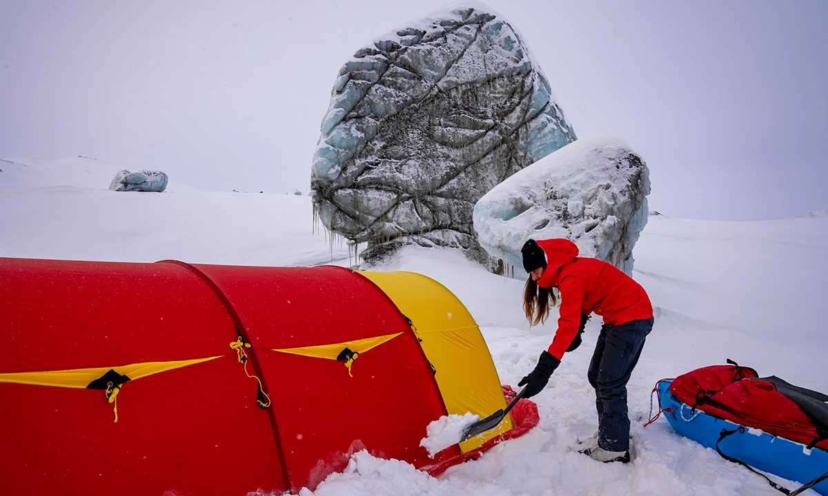 Caroline Côté enleve la neige de la tente