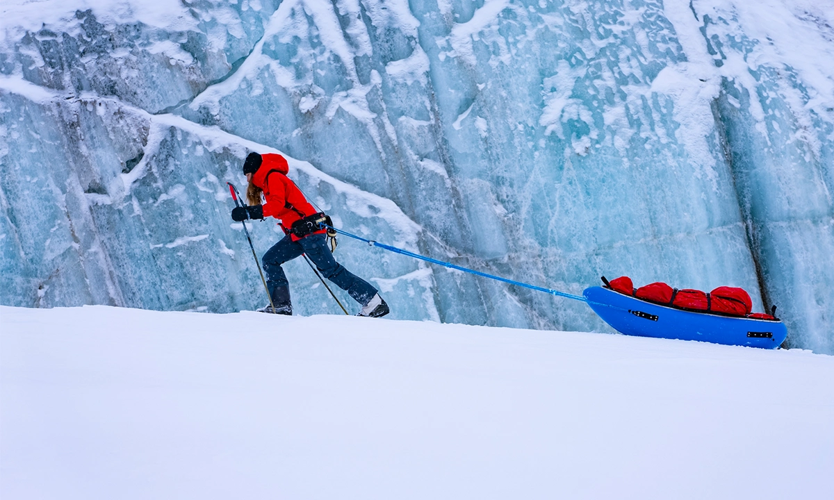 Caroline Côté tracte la pulka en Arctique