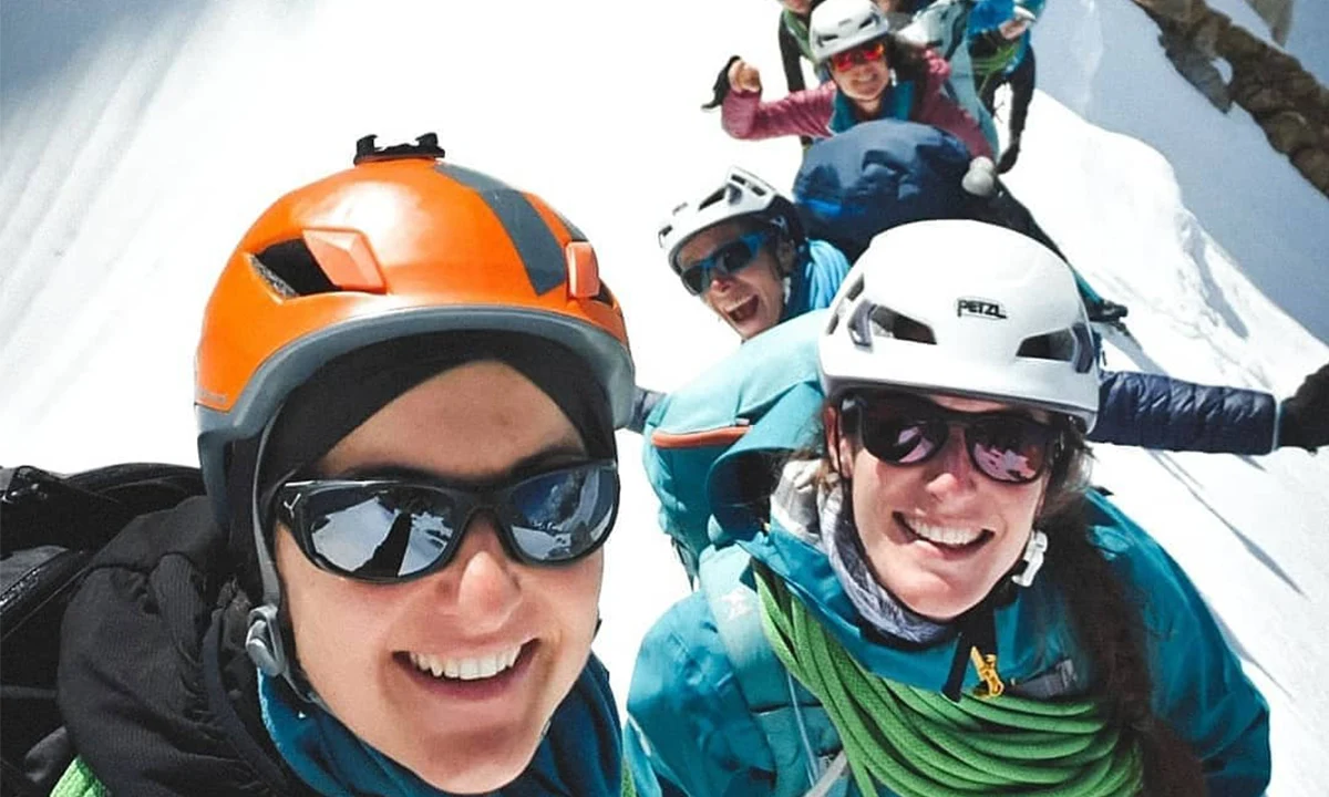 Groupe lead the climb