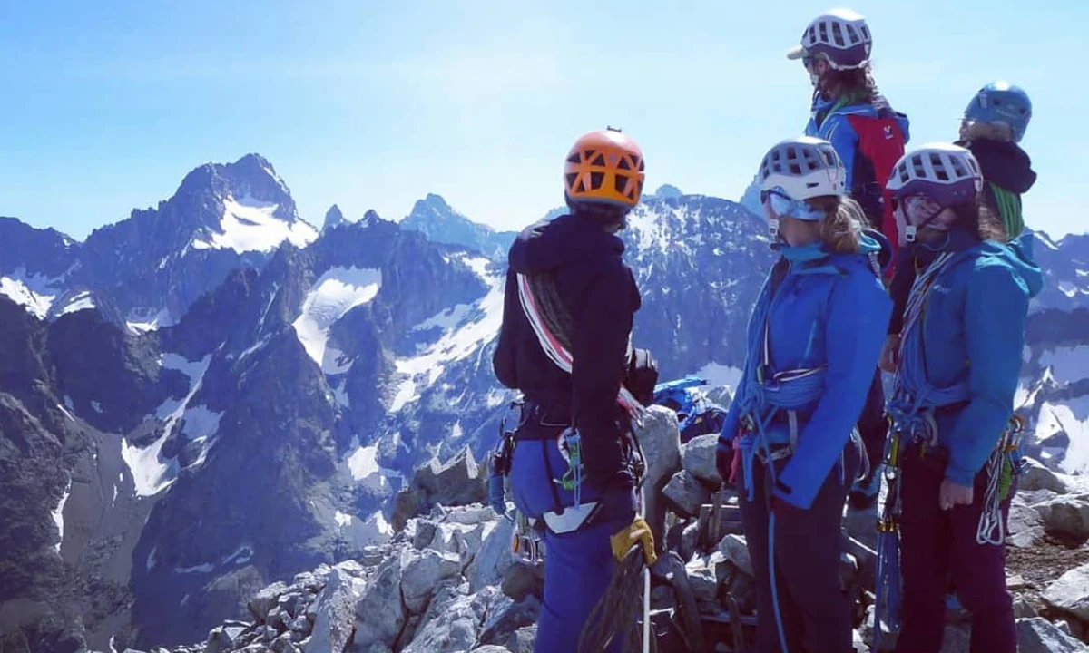 groupe lead the climb