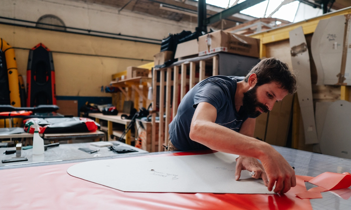 construction dans l'atelier Packraft Mekong