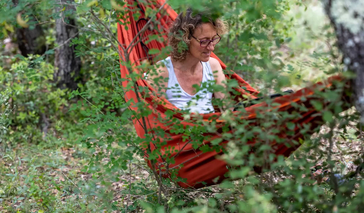 Sandrine de naturopathe on the road sur un hamac