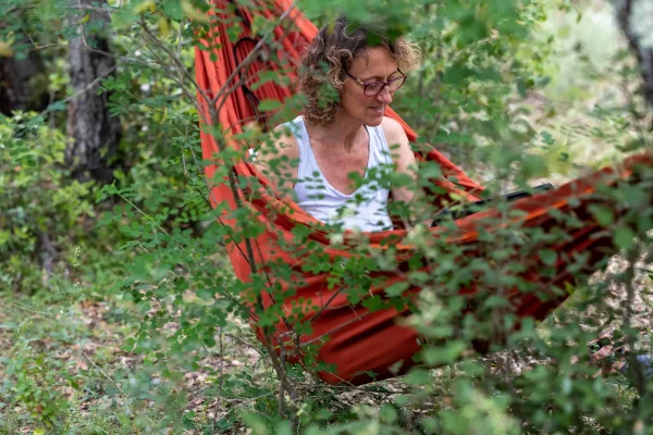 Sandrine de naturopathe on the road sur un hamac