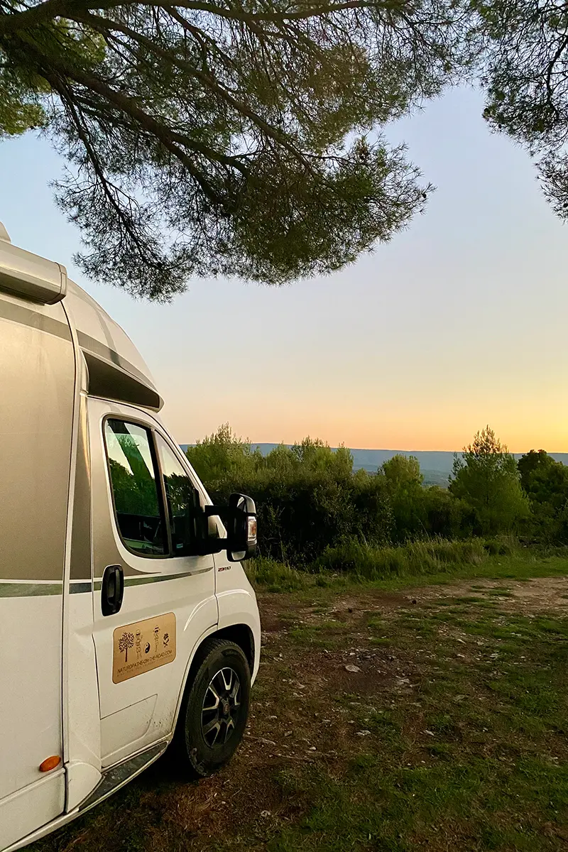 camping car naturopathe on the road