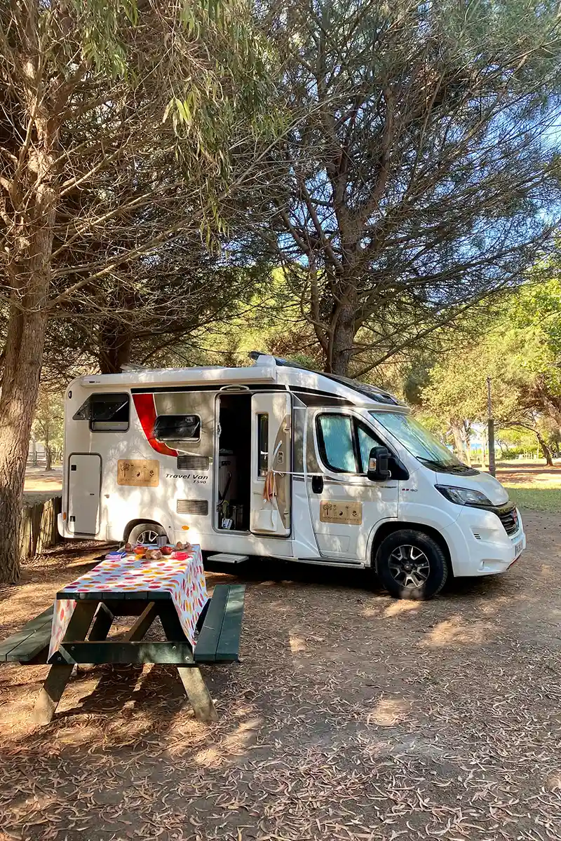 camping car naturopathe on the road