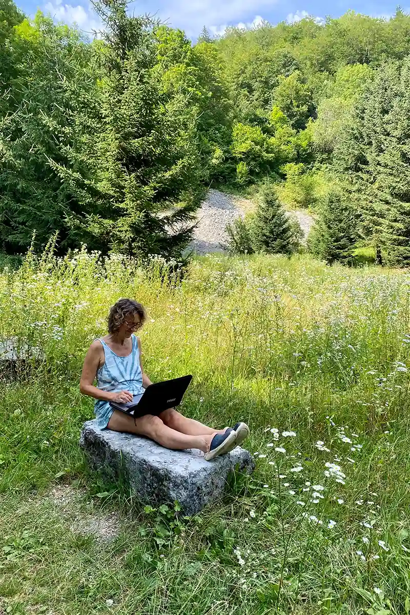 digital nomad naturopathe on the road en foret