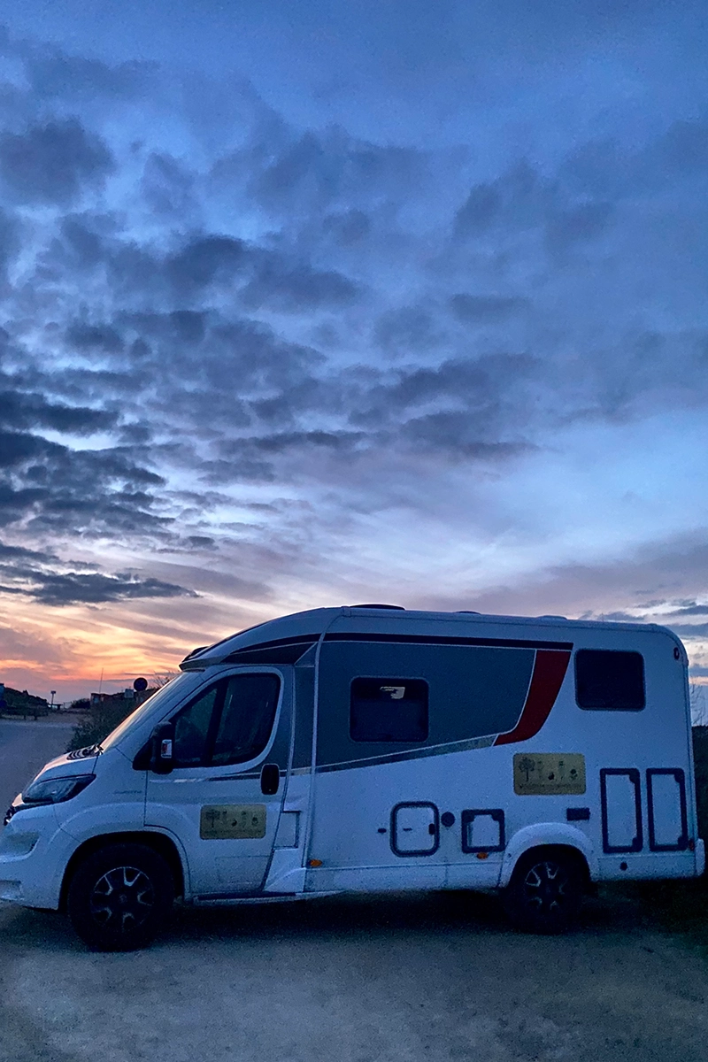 camping car naturopathe on the road