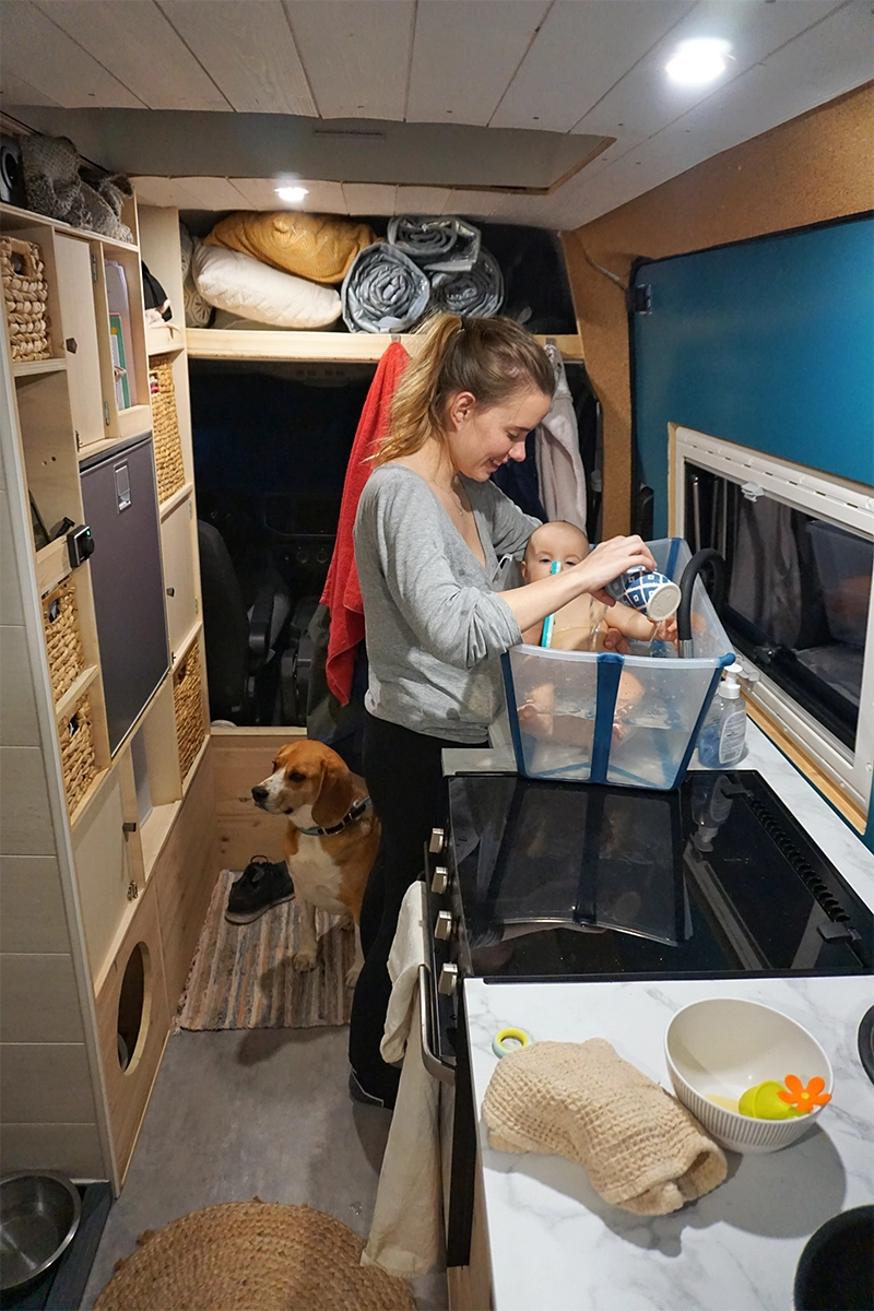 dans le camping car avec leur bebe et leur chien