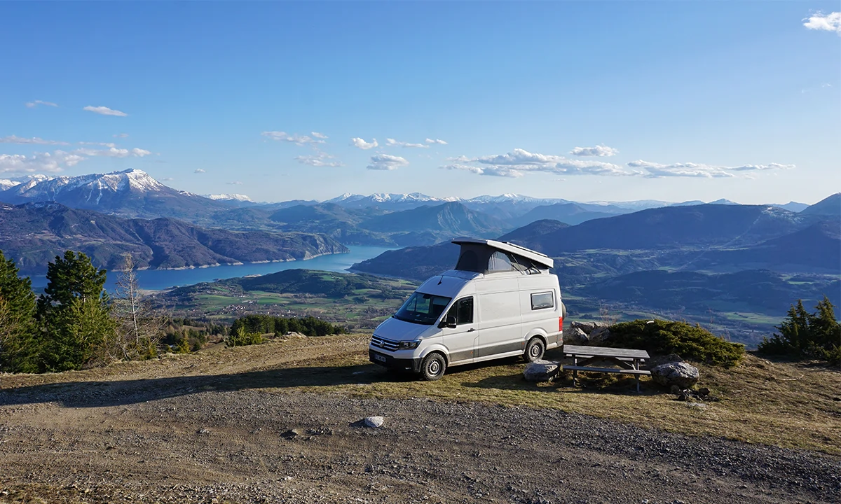 vue sur les montagnes et un lac du camping car