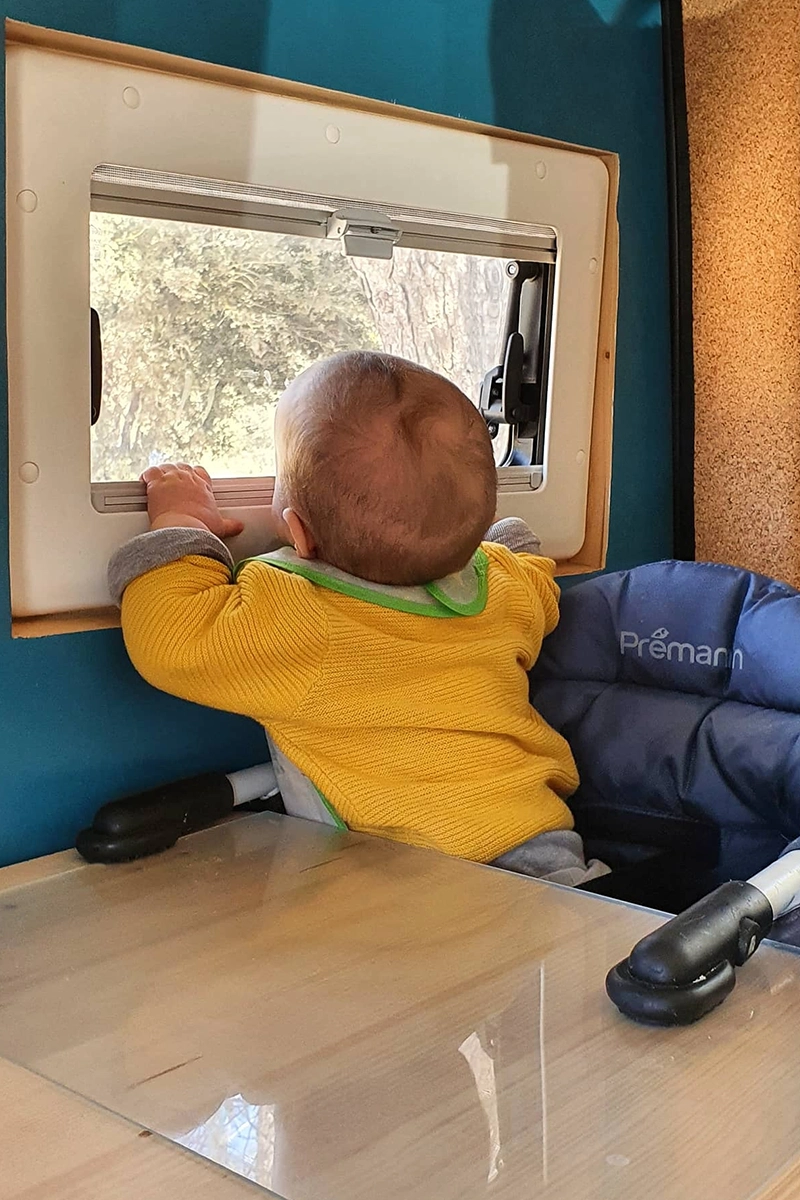 bebe dans le van