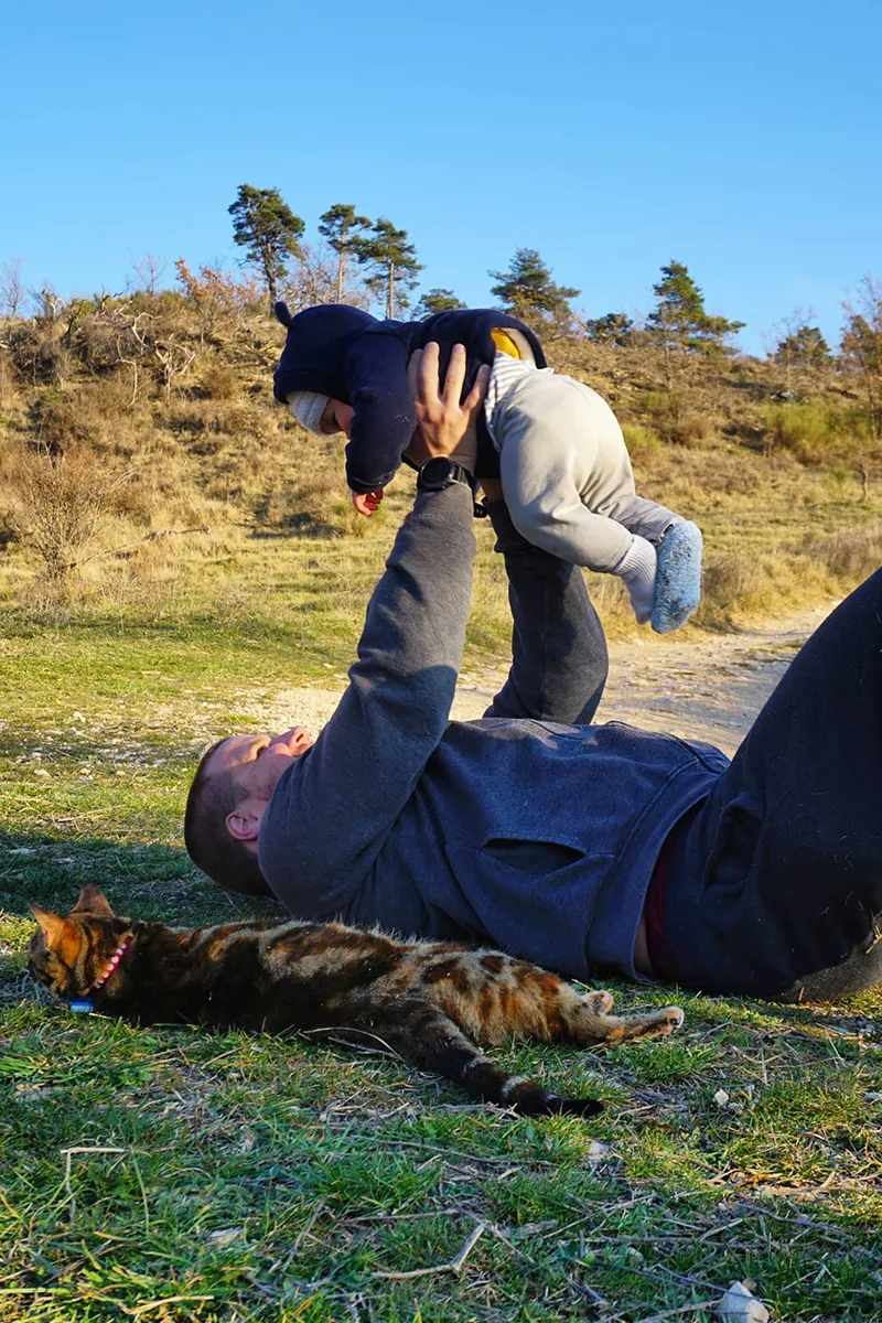 kevin threevanlifers qui porte leur bebe