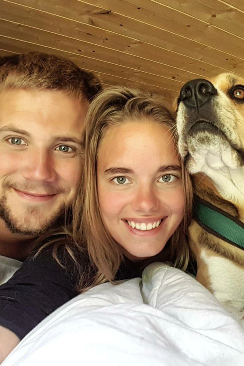 Threevanlifers avec leur chien promiscuite