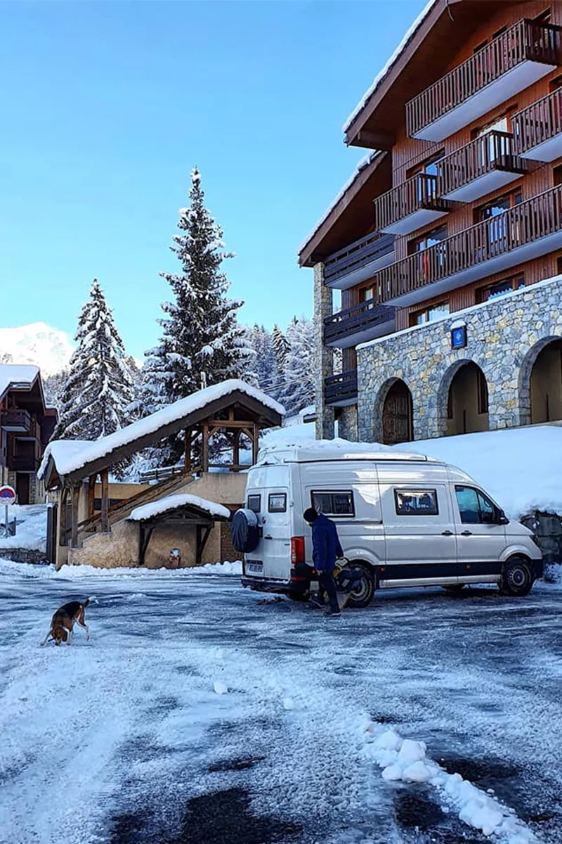 van dans station de ski