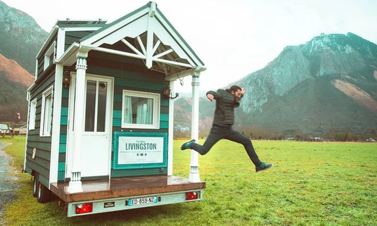 saut de la tiny house avec montagnes en arriere plan