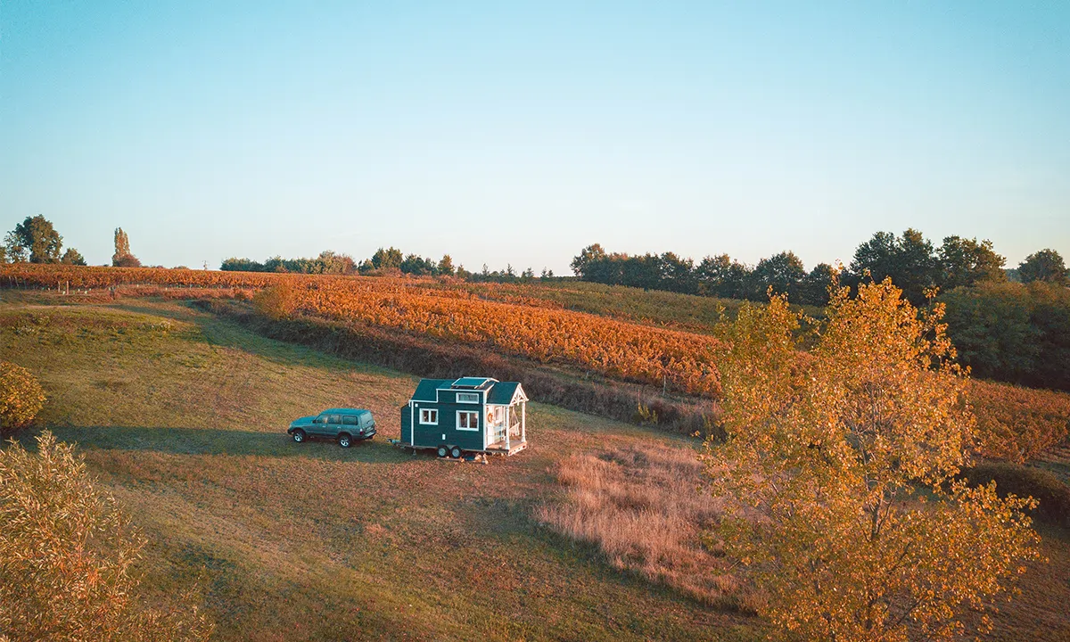 Tiny house dans la nature photo drone
