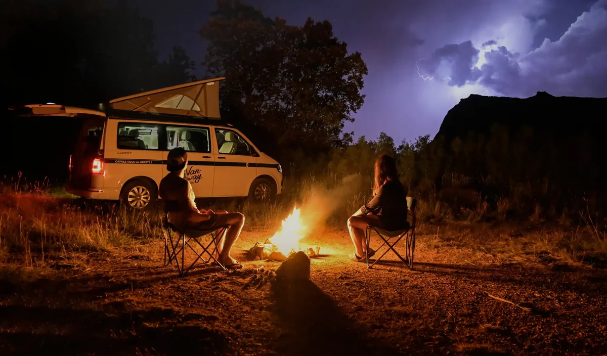feu de camp devant le van