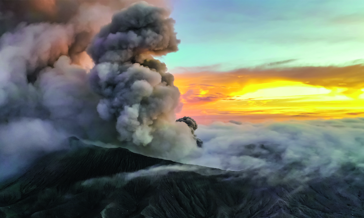 Volcans en eruption avec coucher de soleil