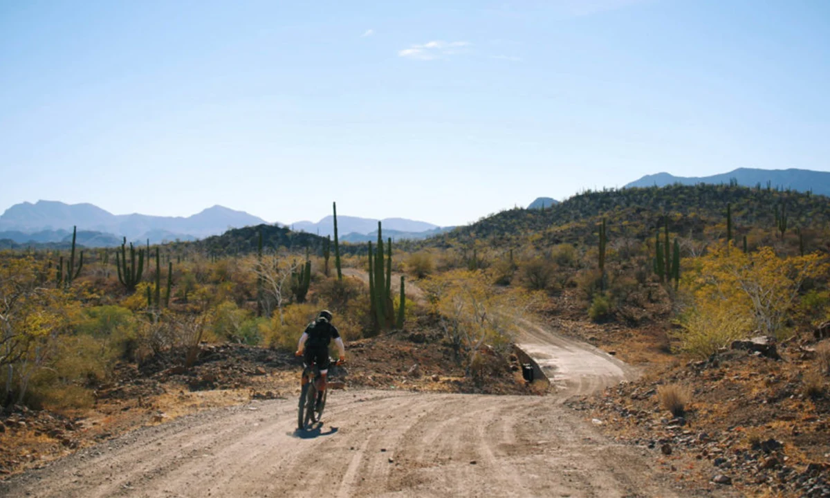 Miron Golfman avec son velo lors la Baja Divide au Mexique