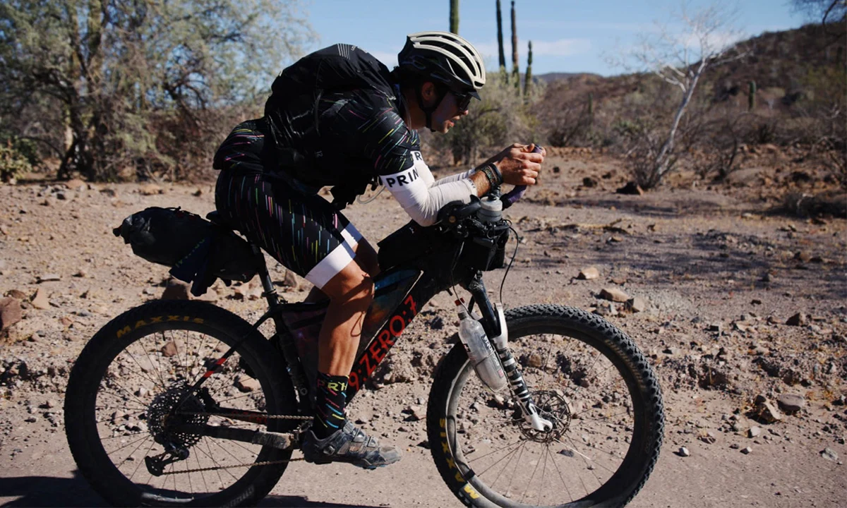 Miron Golfman avec son velo lors la Baja Divide au Mexique