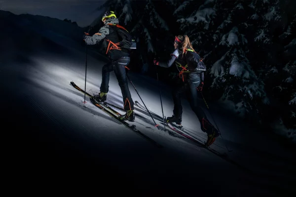 Couple ski de randonnée nuit