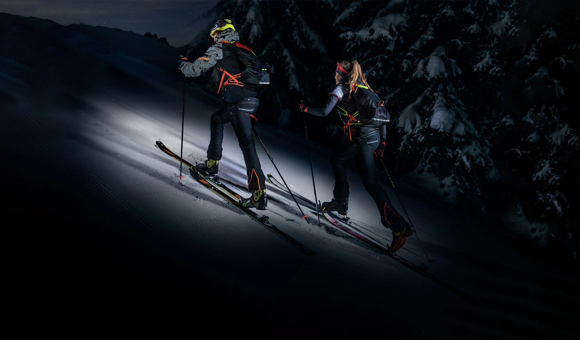 Couple ski de randonnée nuit