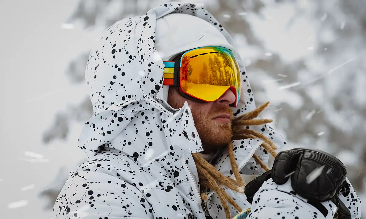 Portrait snowboarder