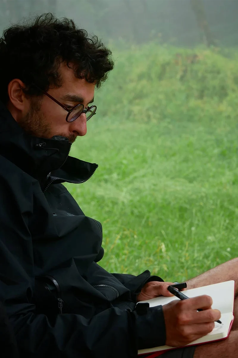 Arnaud dessine sur son cahier