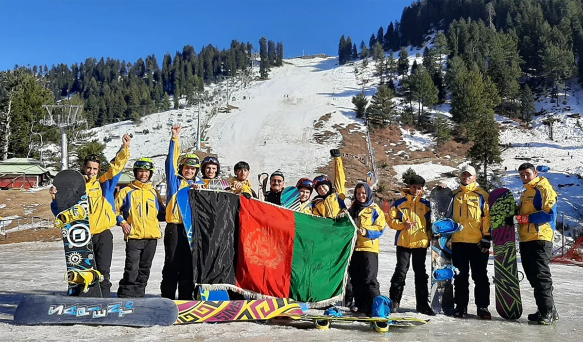 Equipe afghane de snowboard sur les pistes