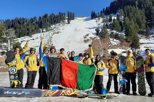 Equipe afghane de snowboard sur les pistes