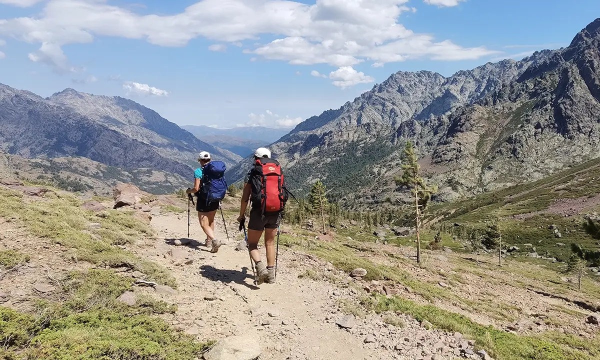 Randonneurs sur le GR20 en Corse