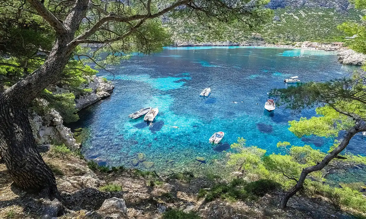 Bateaux dans les calanques de Sormiou