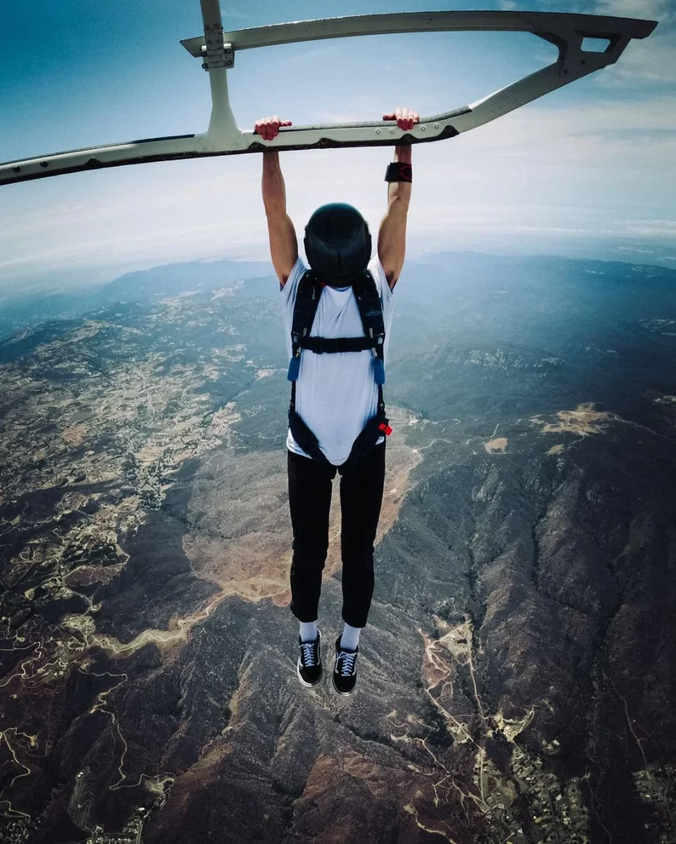 Josh Neuman accroché à un hélicoptère saut en parachute