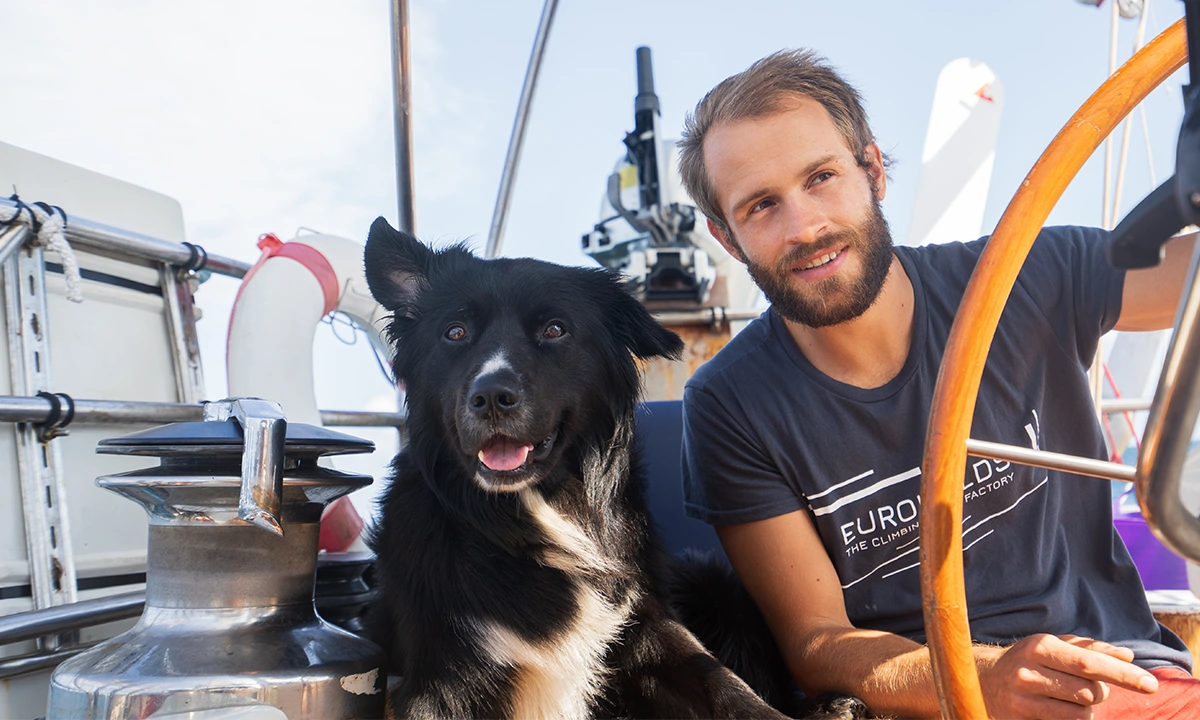 Sur le voilier avec un chien