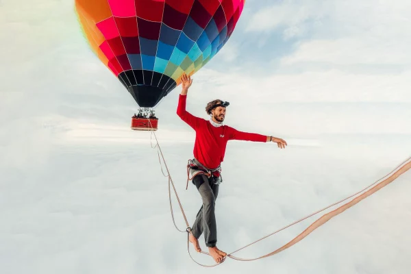Rafael Bridi fait de la slackline entre deux montgolfieres