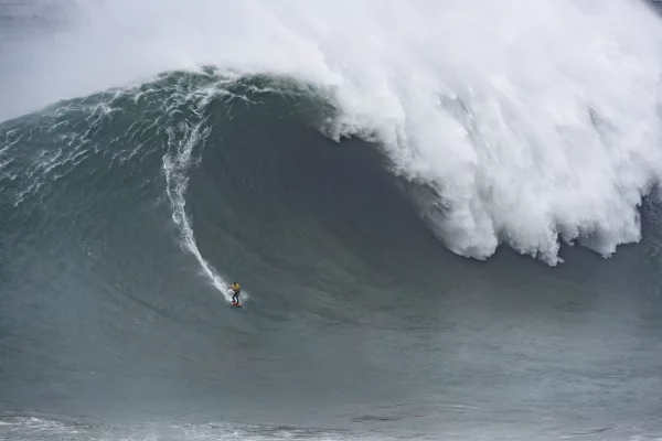 Alex Bothelo surf Nazaré