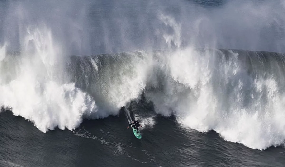 Alex Botelho surf Nazare