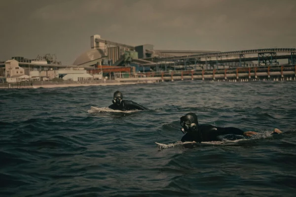 Compétition surf avec masque à gaz au Chili - el sacrificio, Geenpeace