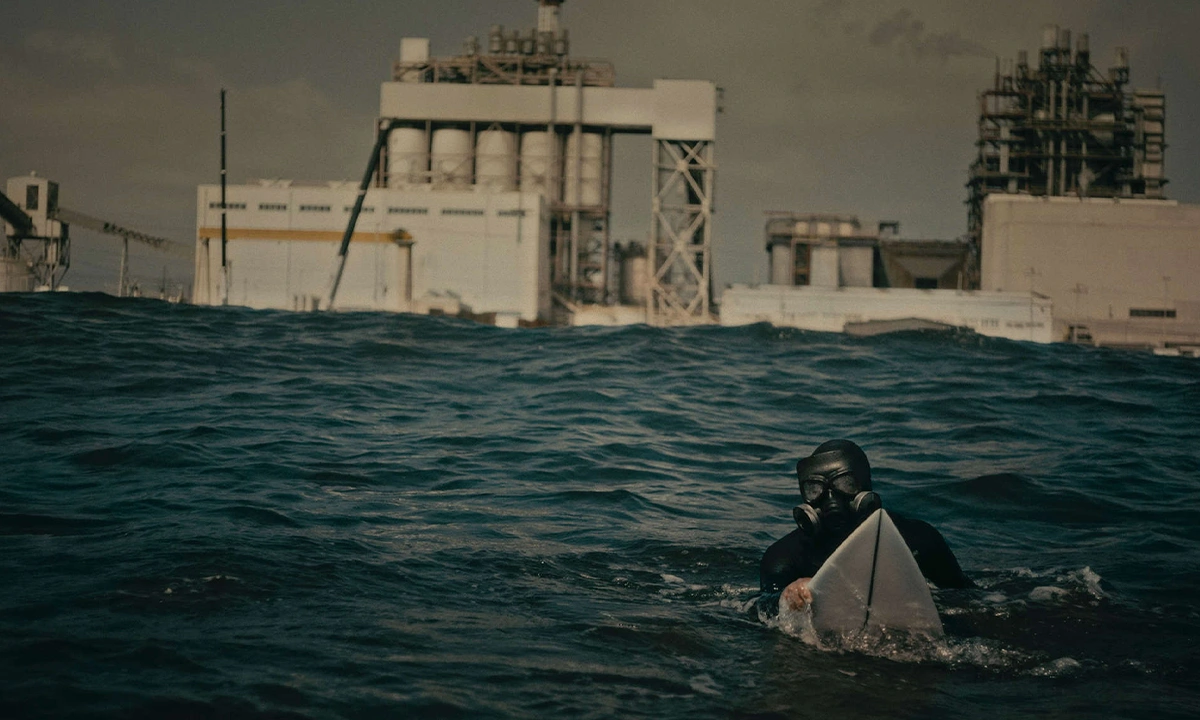 Compétition surf avec masque à gaz au Chili - el sacrificio, Geenpeace